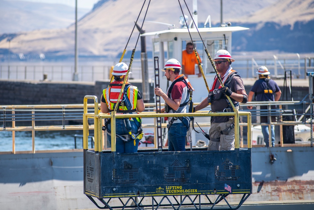 Damaged navigation lock slows Columbia River traffic at John Day Dam