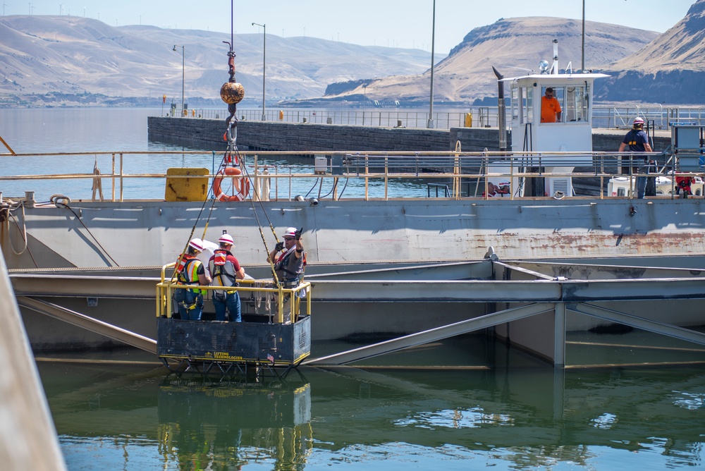 Damaged navigation lock slows Columbia River traffic at John Day Dam