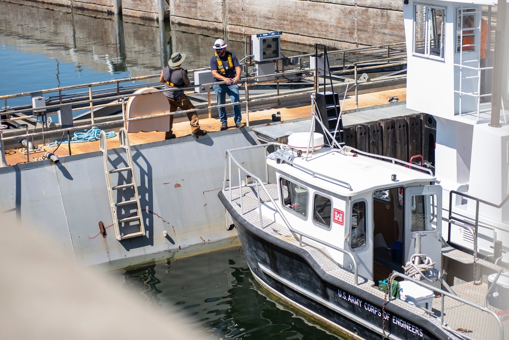 Damaged navigation lock slows Columbia River traffic at John Day Dam