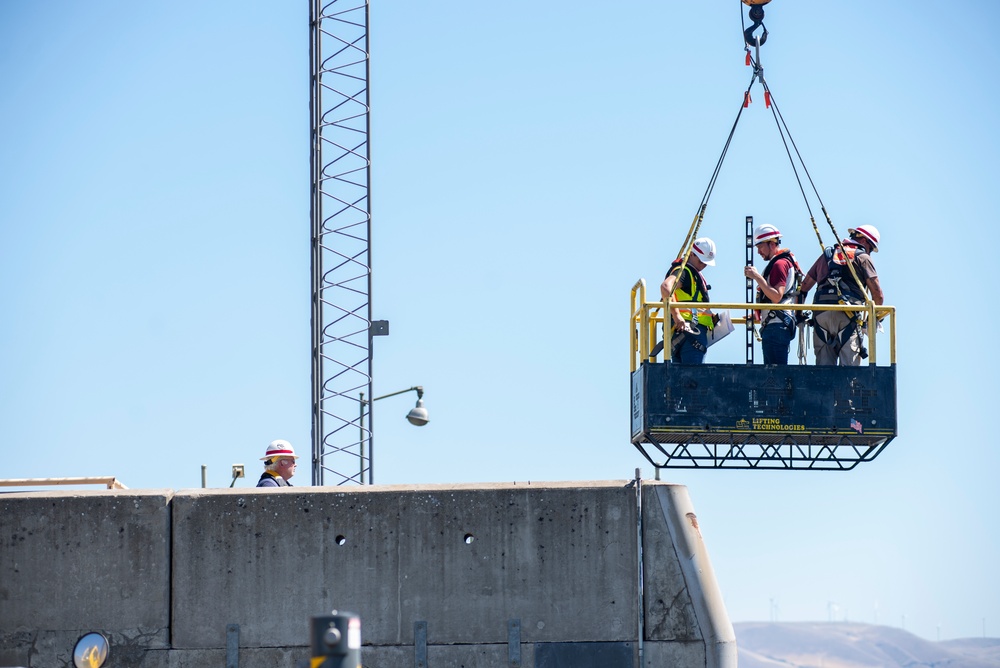 Damaged navigation lock slows Columbia River traffic at John Day Dam