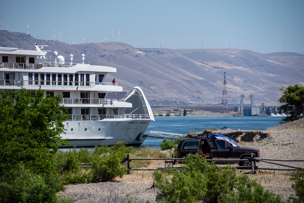 Damaged navigation lock slows Columbia River traffic at John Day Dam