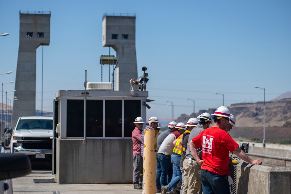 Damaged navigation lock slows Columbia River traffic at John Day Dam