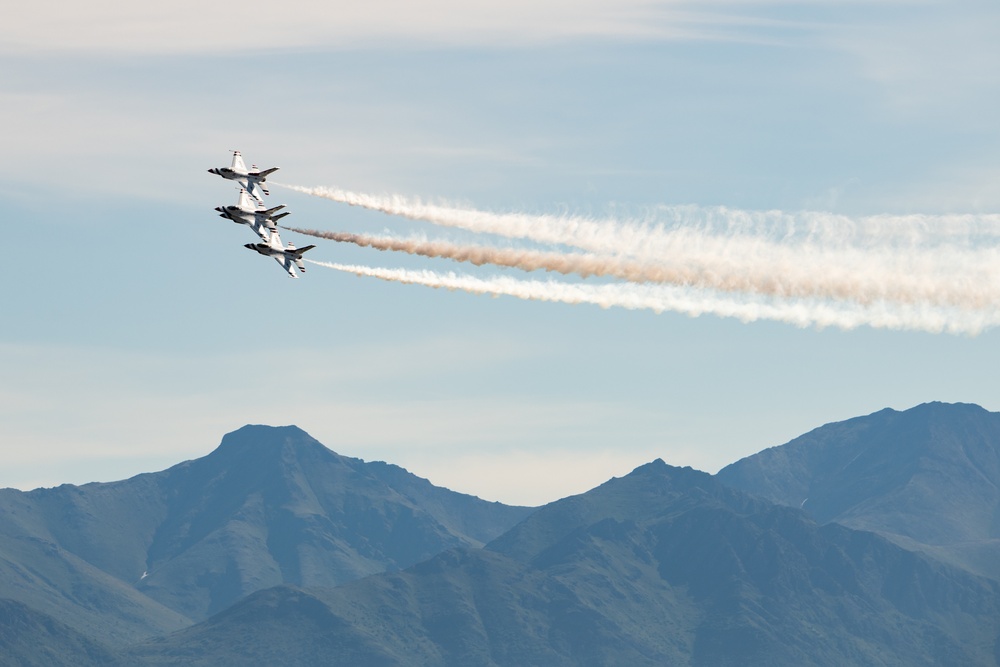 Thunderbirds kick off Arctic Thunder Open House