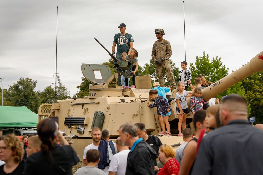 Iron Brigade, 4ID and 1ID Participate in military picnic in Poland