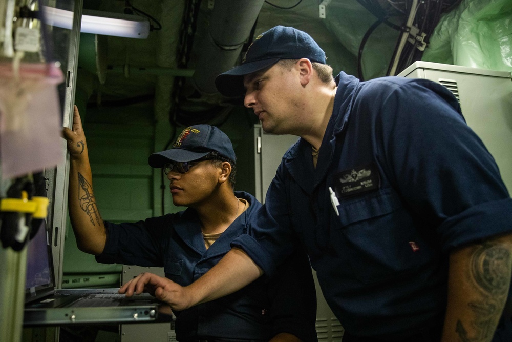 SNOOPIE Team and Navigation Equipment Maintenance Aboard the USS Sioux City