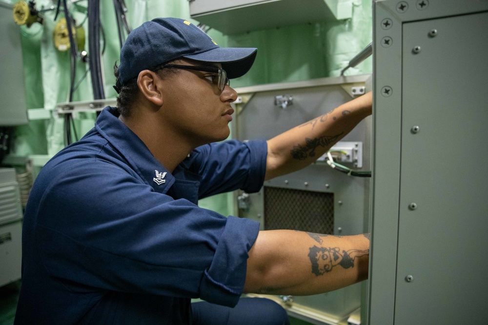 SNOOPIE Team and Navigation Equipment Maintenance Aboard the USS Sioux City