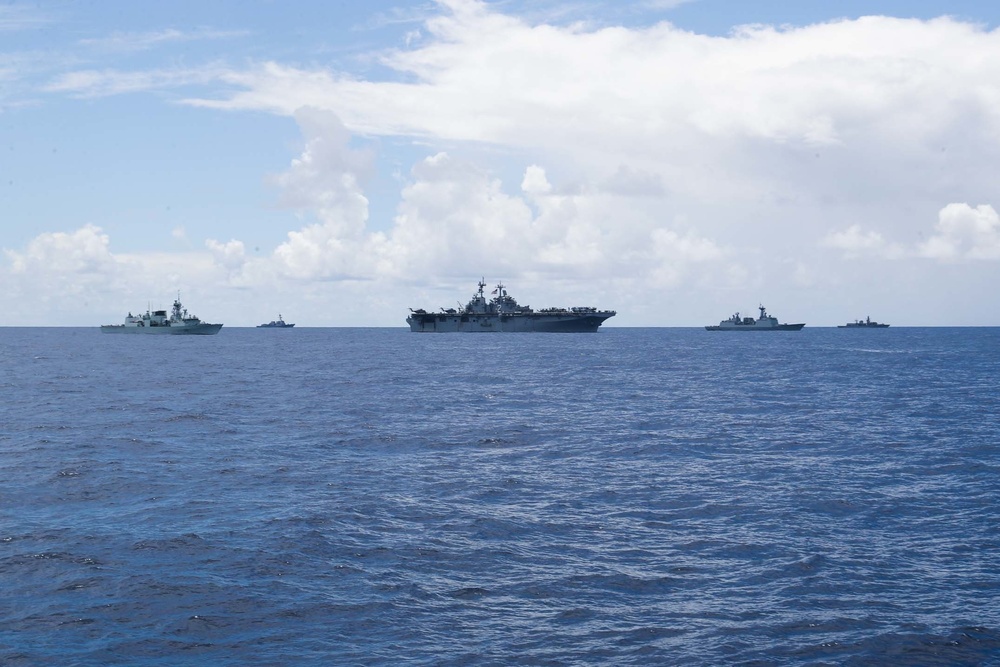 DVIDS - Images - RIMPAC 2022 Fleet Sails in Formation [Image 6 of 8]