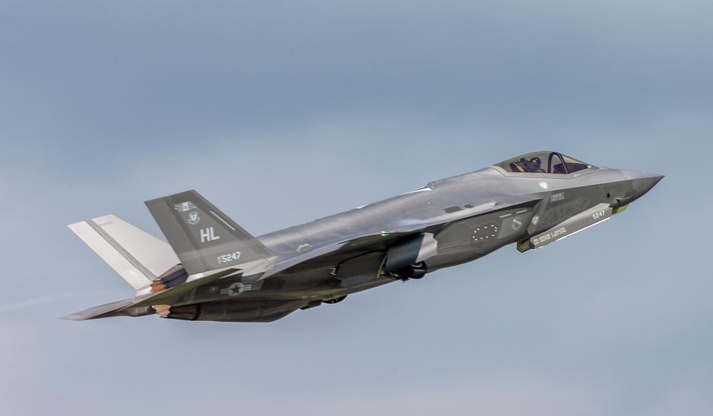 F-35s take off from Yokota AB