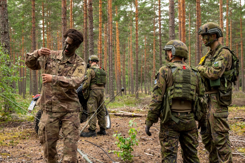 US, Finnish soldiers set up tactical operations center during Vigilant Fox