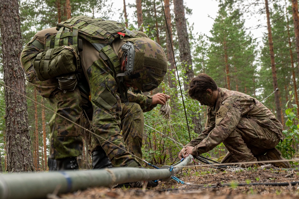 US, Finnish soldiers set up tactical operations center during Vigilant Fox