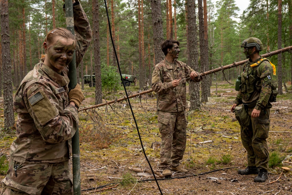 US, Finnish soldiers set up tactical operations center during Vigilant Fox