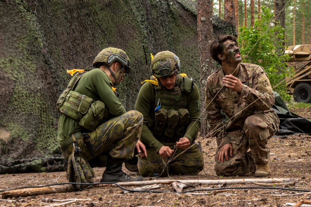 US, Finnish soldiers set up tactical operations center during Vigilant Fox