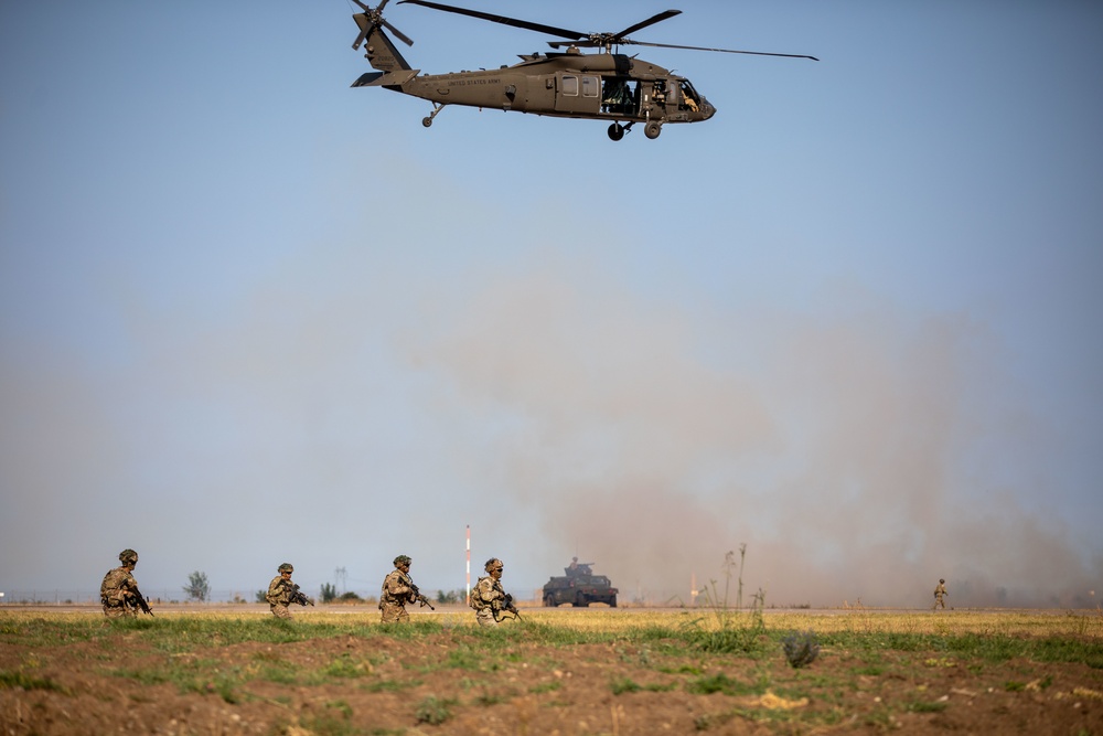 101st (AASLT) combined air and land demonstration in Romania