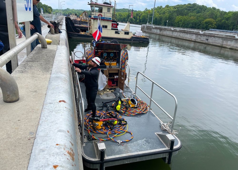 Cheatham Lock undergoes stop log seal maintenance