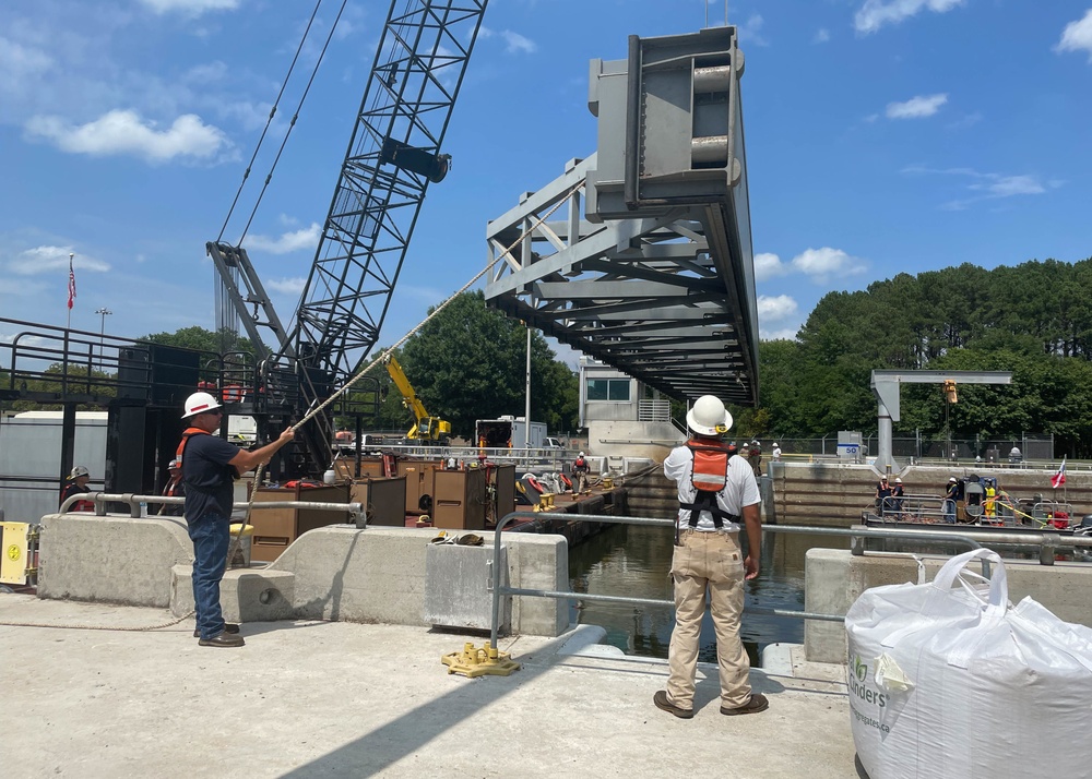 Cheatham Lock undergoes stop log seal maintenance