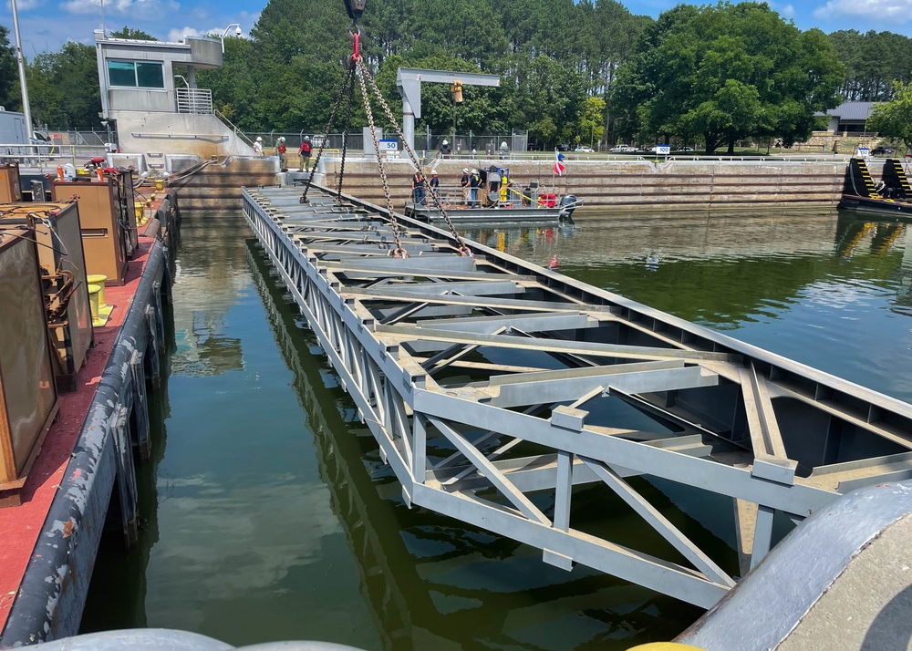 Cheatham Lock undergoes stop log seal maintenance