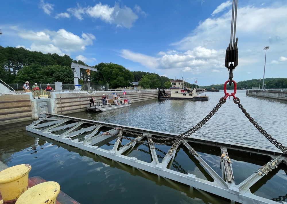 Cheatham Lock undergoes stop log seal maintenance