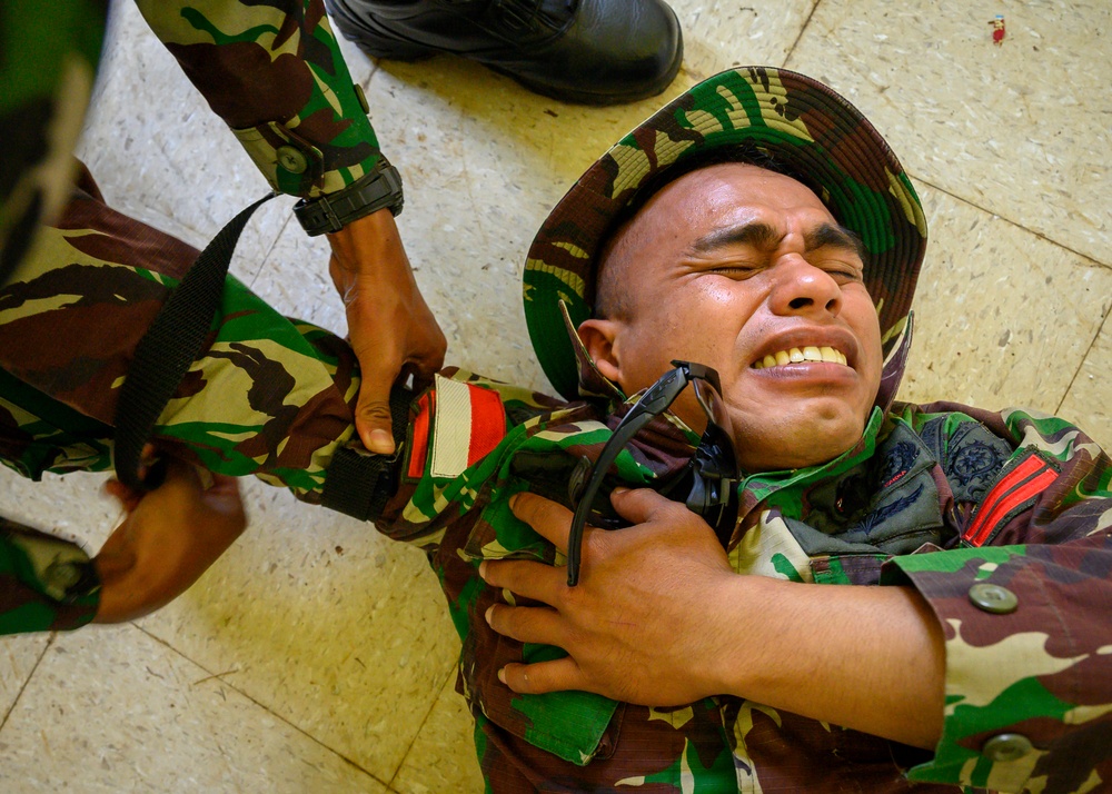 U.S. Army trains Tentara Nasional Indonesia Soldiers on CQB, TCCC