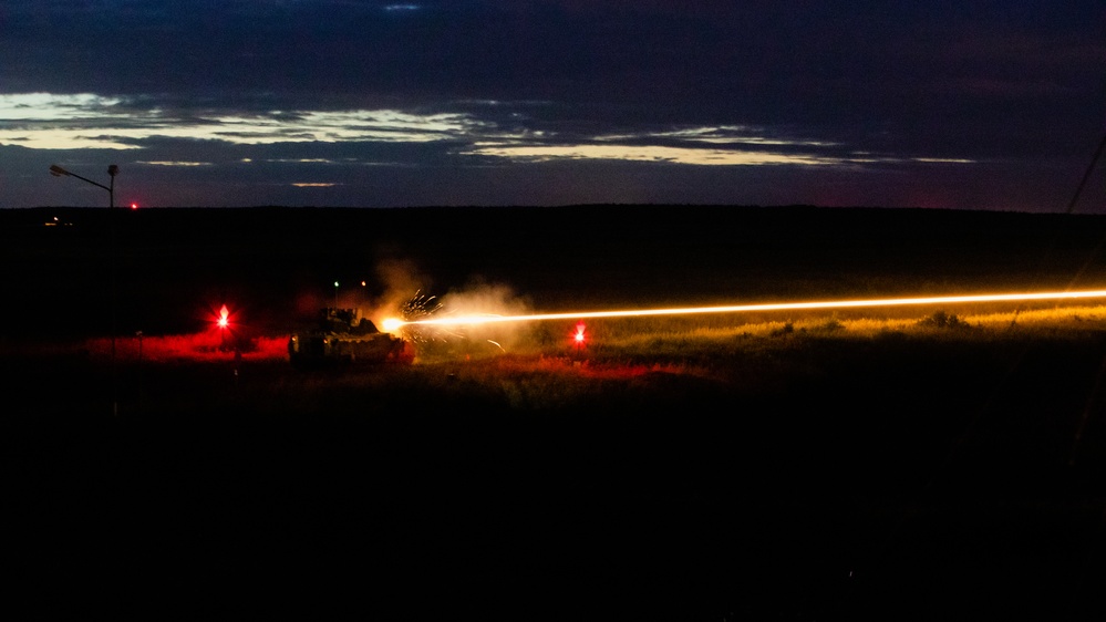 1-68 AR conducts a Bradley gunnery table VI at night