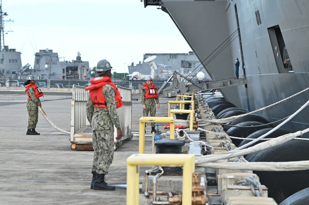 JS Izumo Departs Pearl Harbor