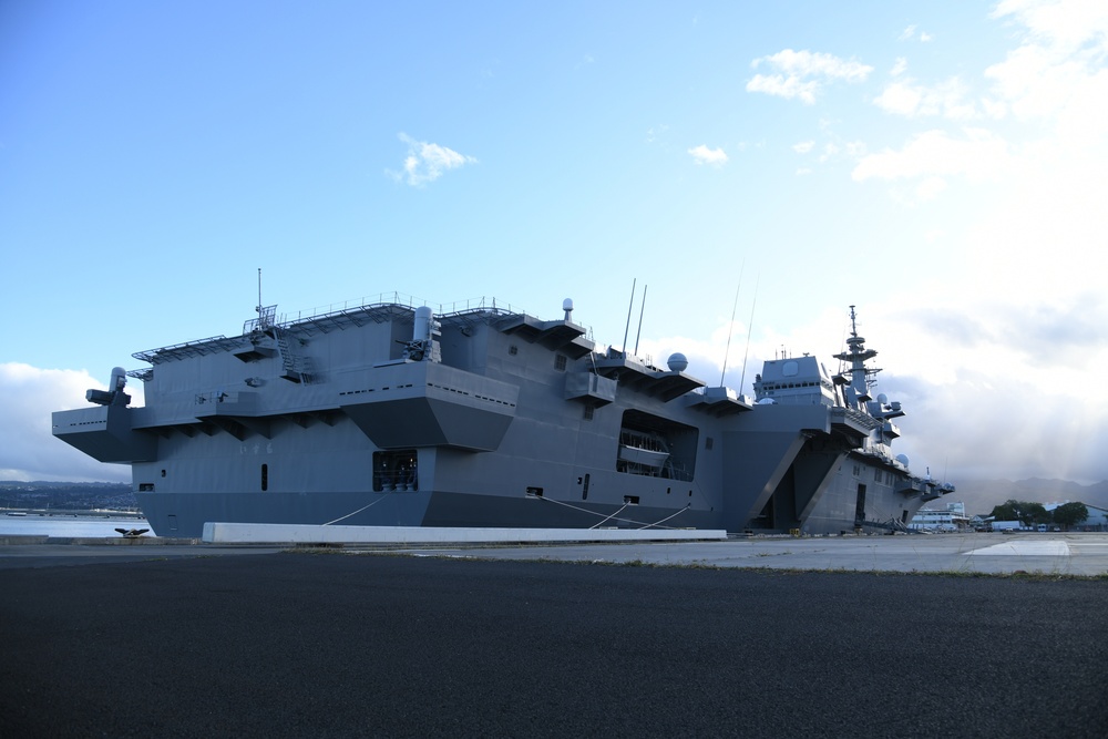 JS Izumo Departs Pearl Harbor