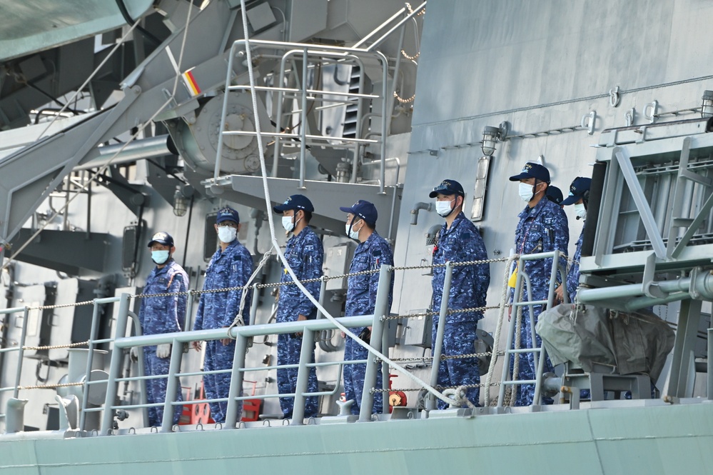 JS Takanami Departs Pearl Harbor