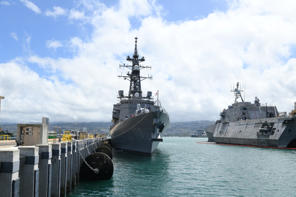 JS Takanami Departs Pearl Harbor
