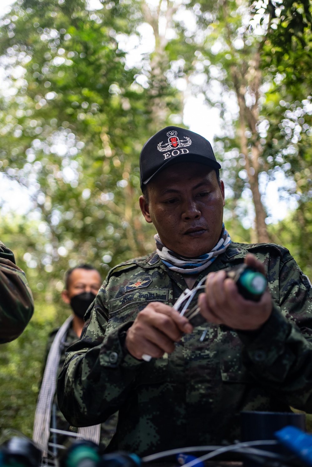 HMA Thailand 22 | Royal Thai and U.S. Marine EOD technicians build improvised shaped charges