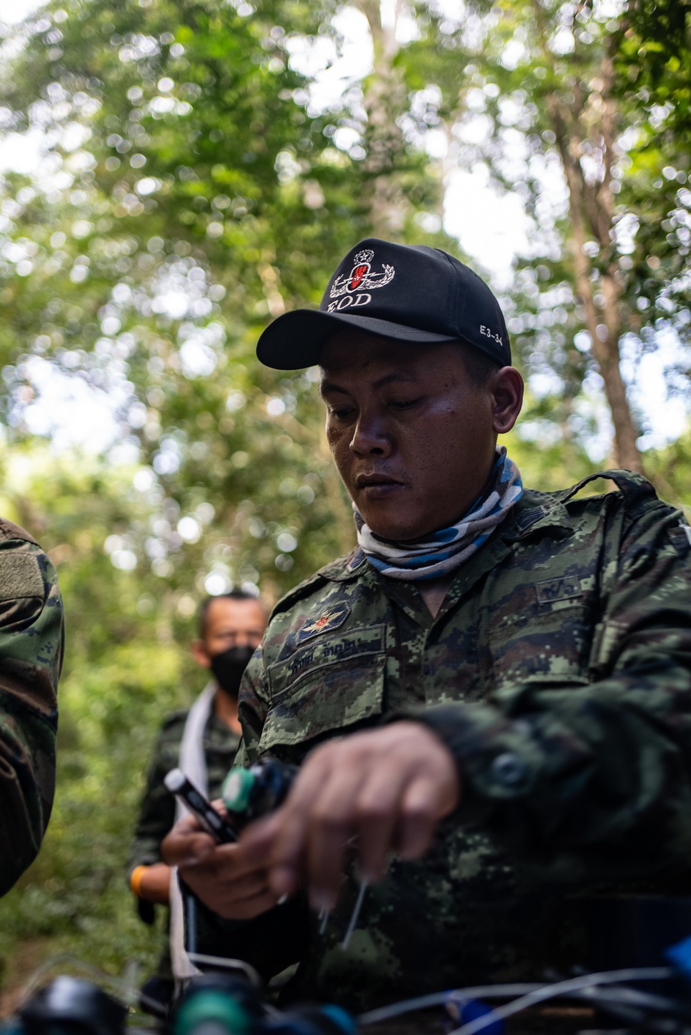 HMA Thailand 22 | Royal Thai and U.S. Marine EOD technicians build improvised shaped charges