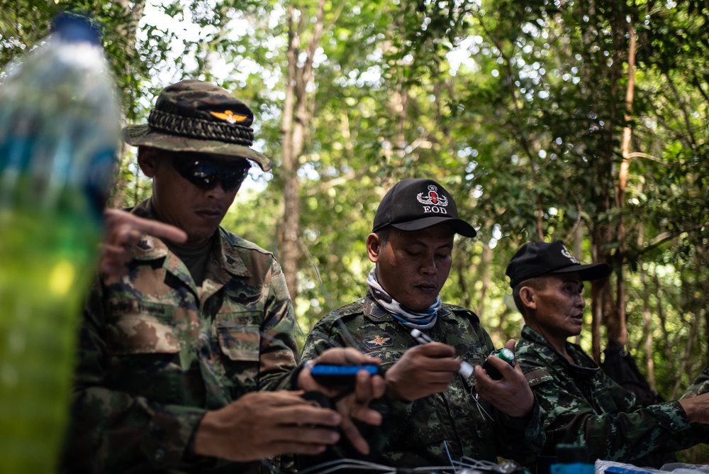 HMA Thailand 22 | Royal Thai and U.S. Marine EOD technicians build improvised shape charges