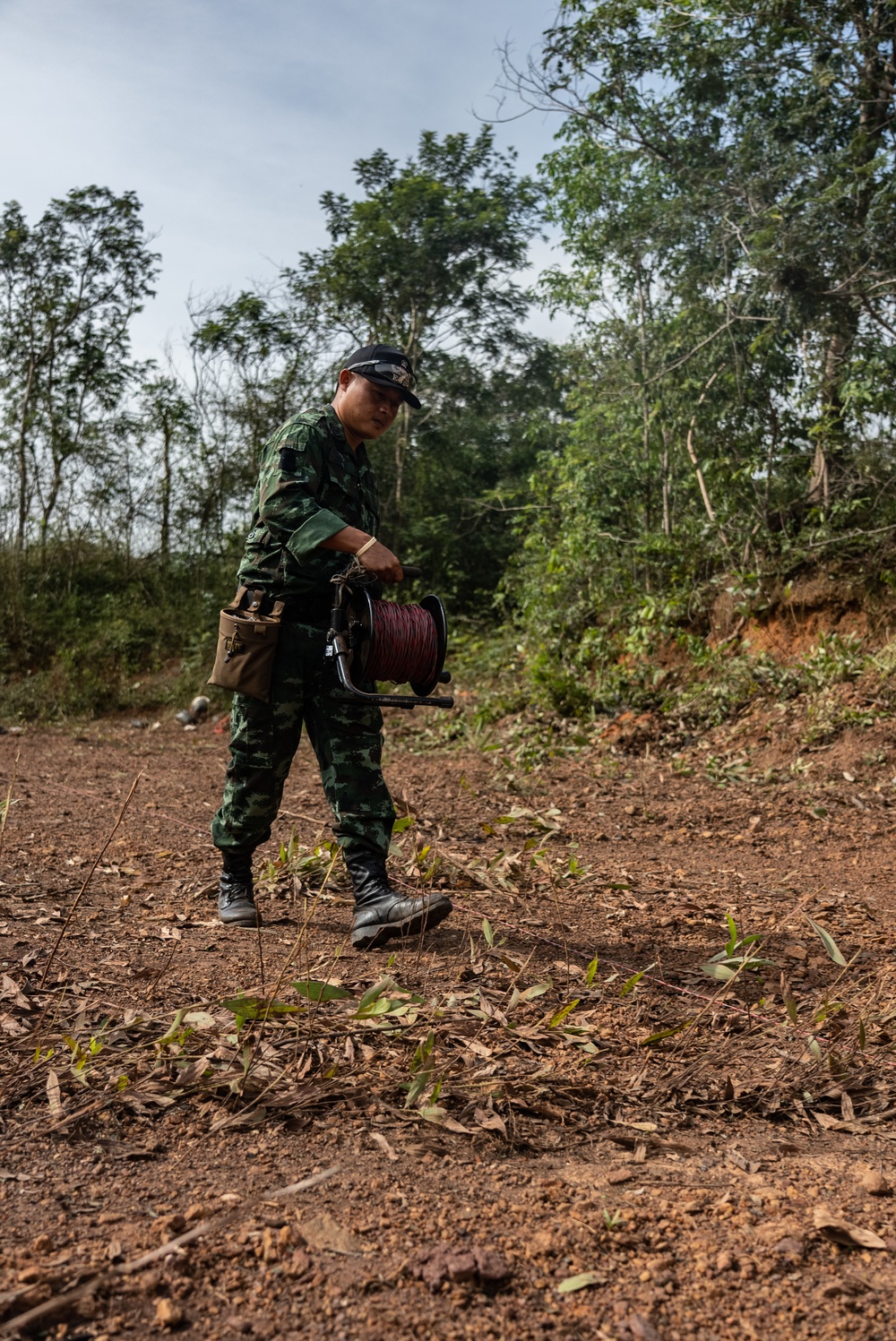 HMA Thailand 22 | Royal Thai and U.S. Marine EOD technicians build improvised shaped charges