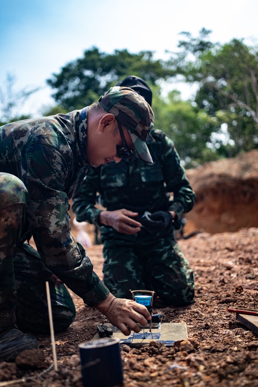 HMA Thailand 22 | Royal Thai and U.S. Marine EOD technicians build improvised shaped charges