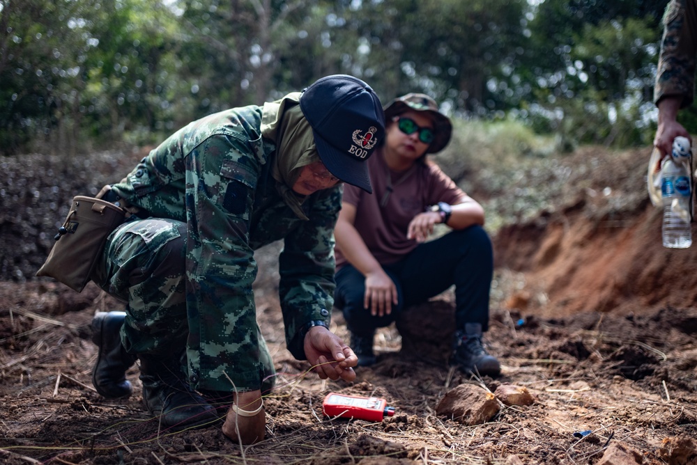 HMA Thailand 22 | Royal Thai and U.S. Marine EOD technicians build improvised shaped charges