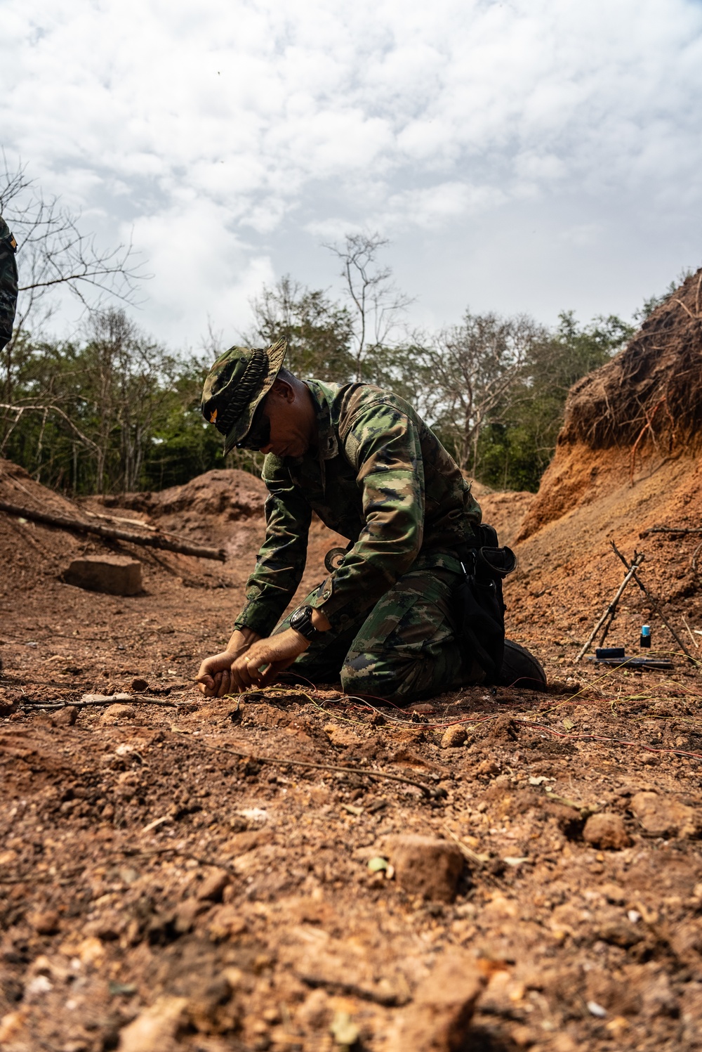 HMA Thailand 22 | Royal Thai and U.S. Marine EOD technicians build improvised shaped charges