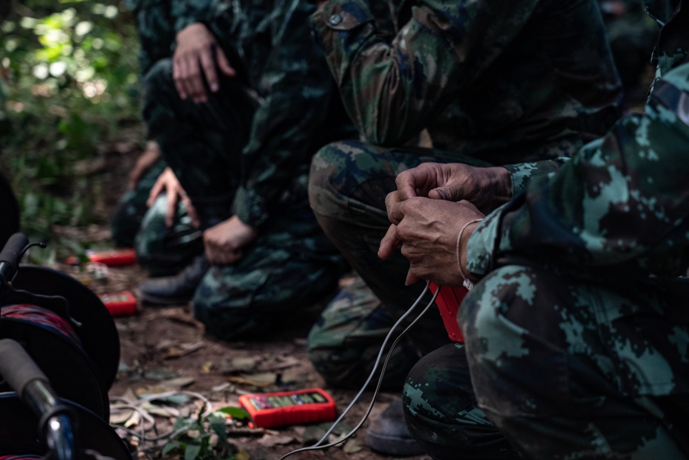 HMA Thailand 22 | Royal Thai and U.S. Marine EOD technicians build improvised shaped charges