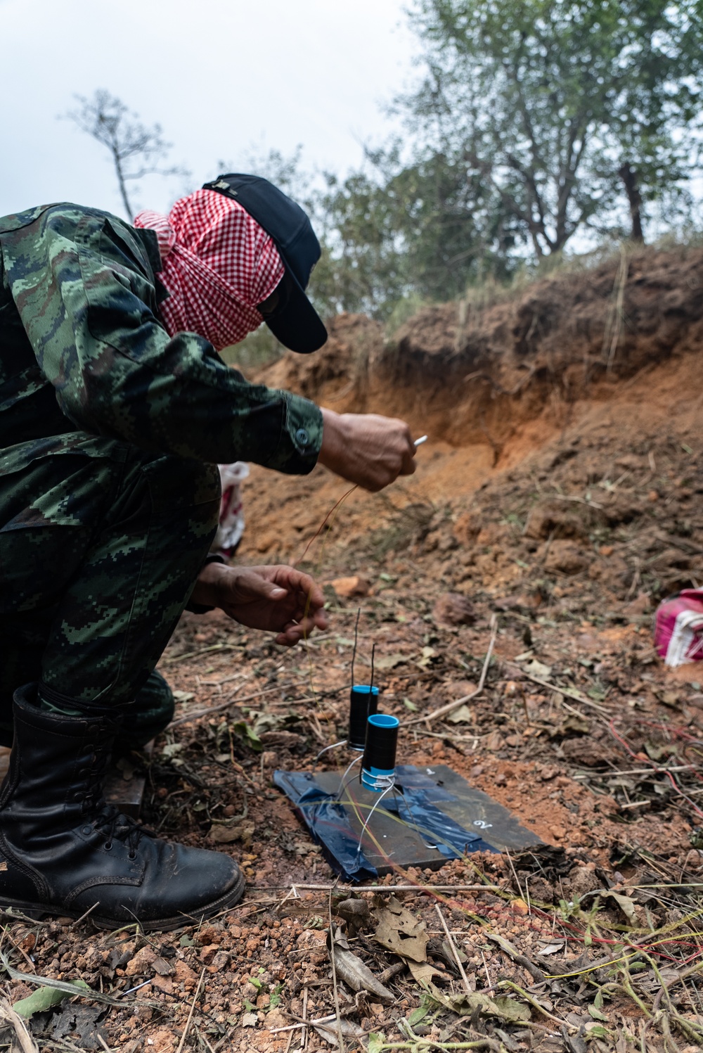 HMA Thailand 22 | Royal Thai and U.S. Marine EOD technicians build improvised shaped charges