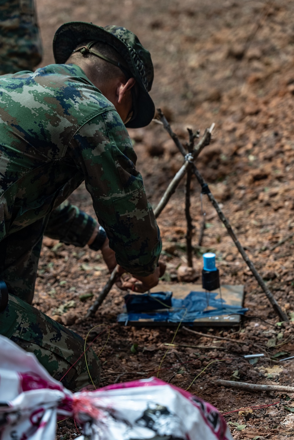 HMA Thailand 22 | Royal Thai and U.S. Marine EOD technicians build improvised shaped charges