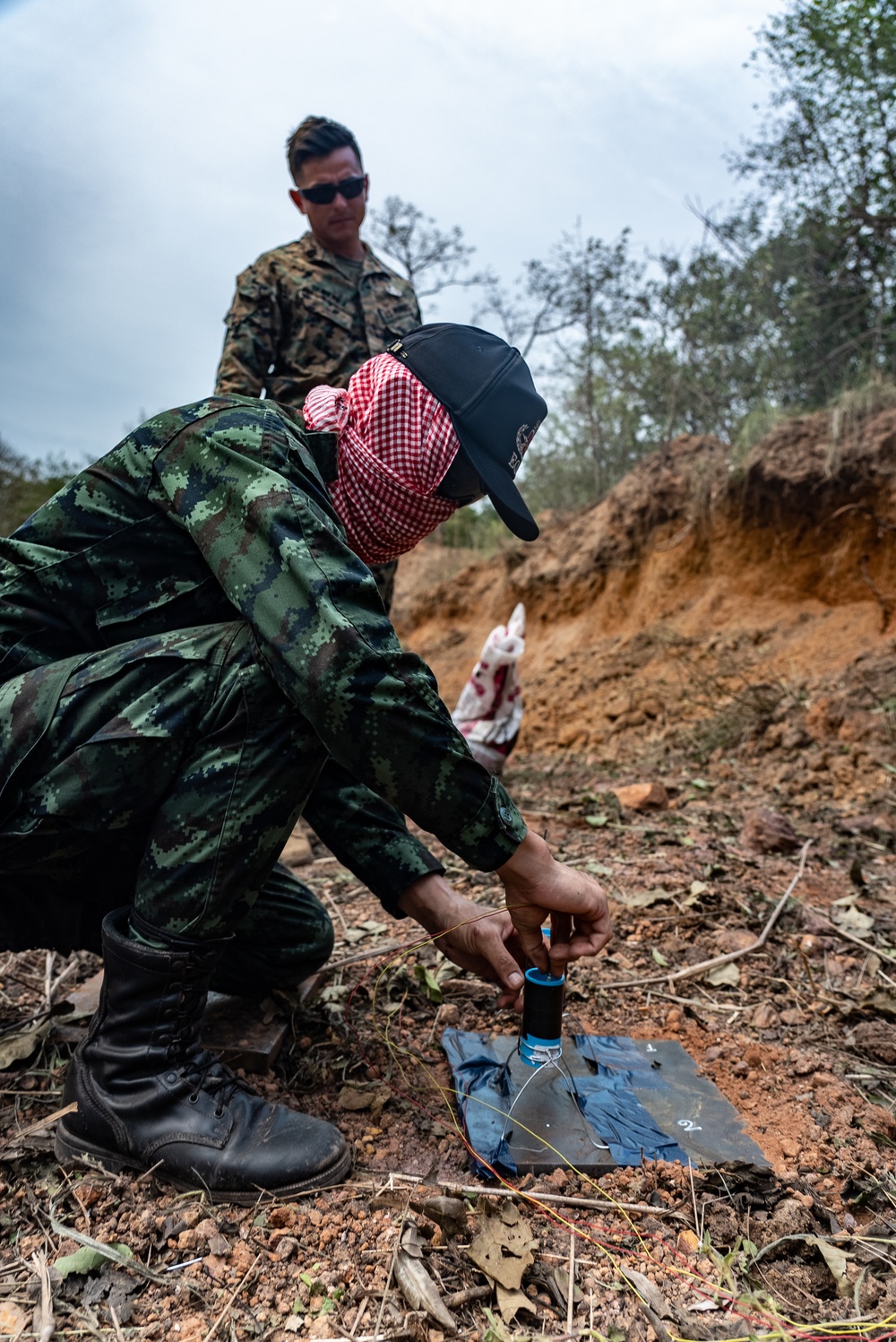 HMA Thailand 22 | Royal Thai and U.S. Marine EOD technicians build improvised shaped charges