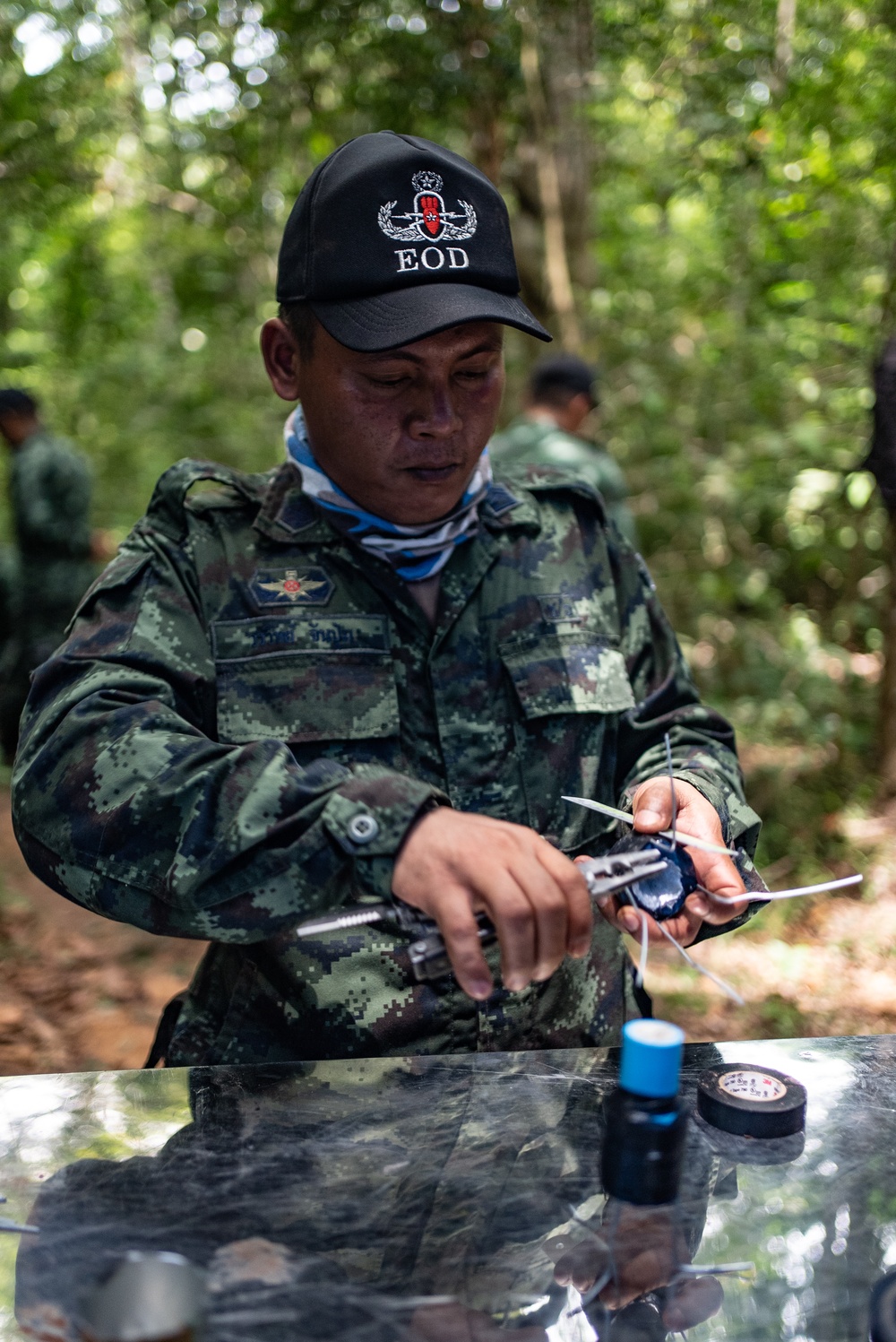 HMA Thailand 22 | Royal Thai and U.S. Marine EOD technicians build improvised shaped charges