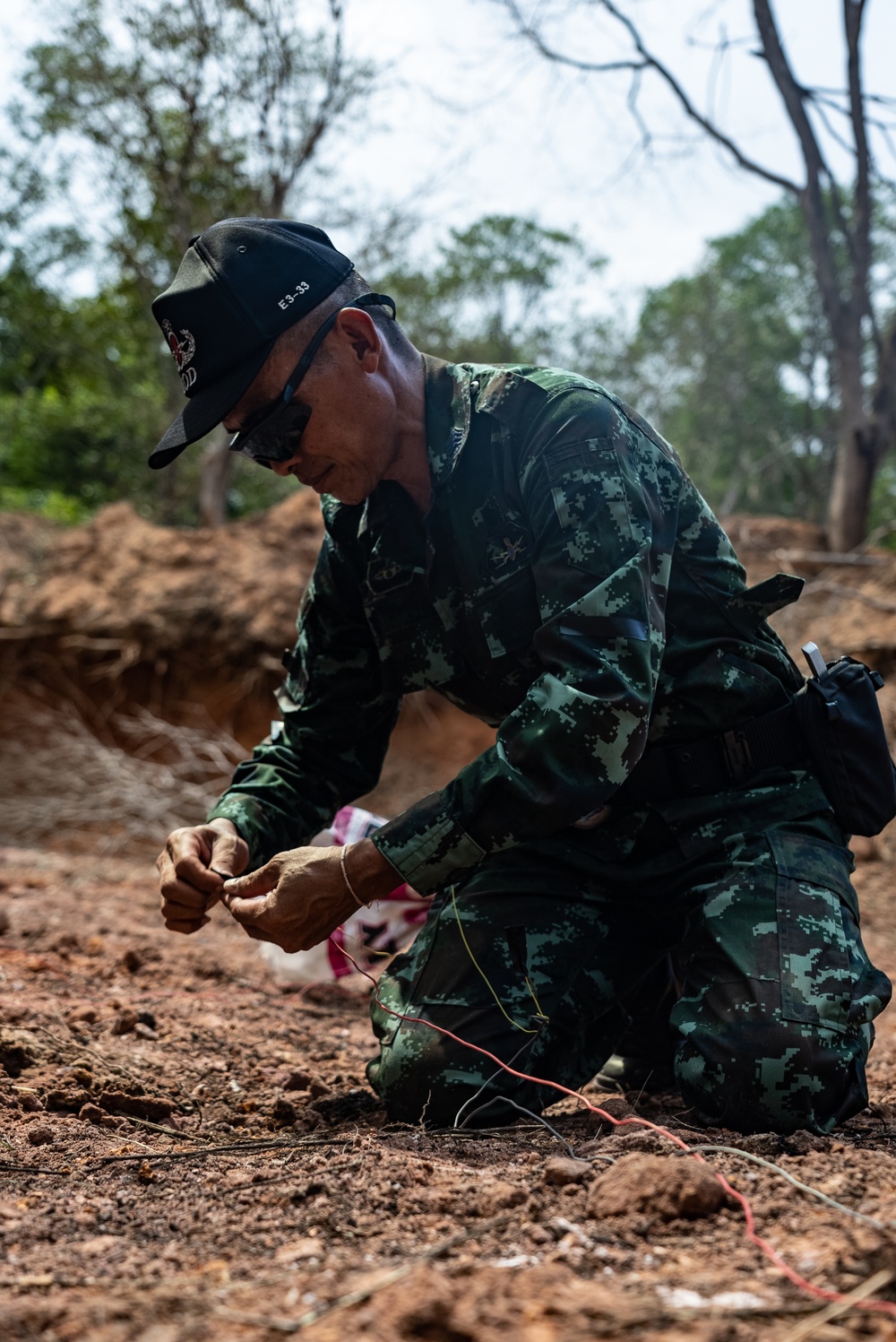 HMA Thailand 22 | Royal Thai and U.S. Marine EOD technicians build improvised shaped charges