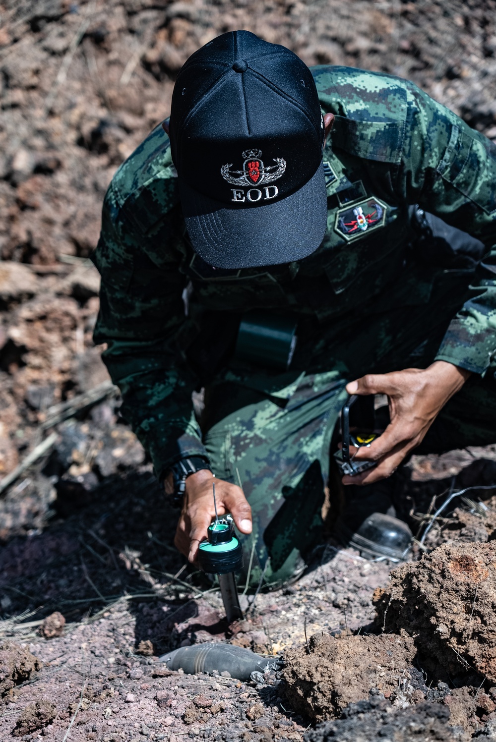 HMA Thailand 22 | Royal Thai and U.S. Marine EOD technicians build improvised shaped charges