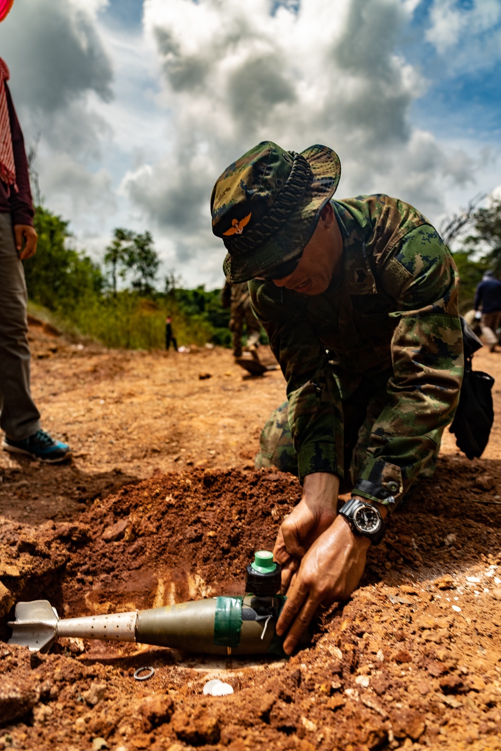 HMA Thailand 22 | Royal Thai and U.S. Marine EOD technicians build improvised shaped charges