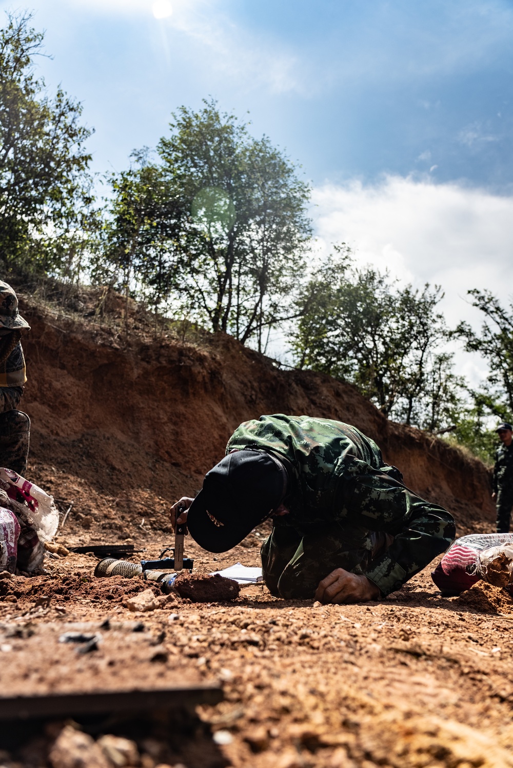 HMA Thailand 22 | Royal Thai and U.S. Marine EOD technicians build improvised shaped charges