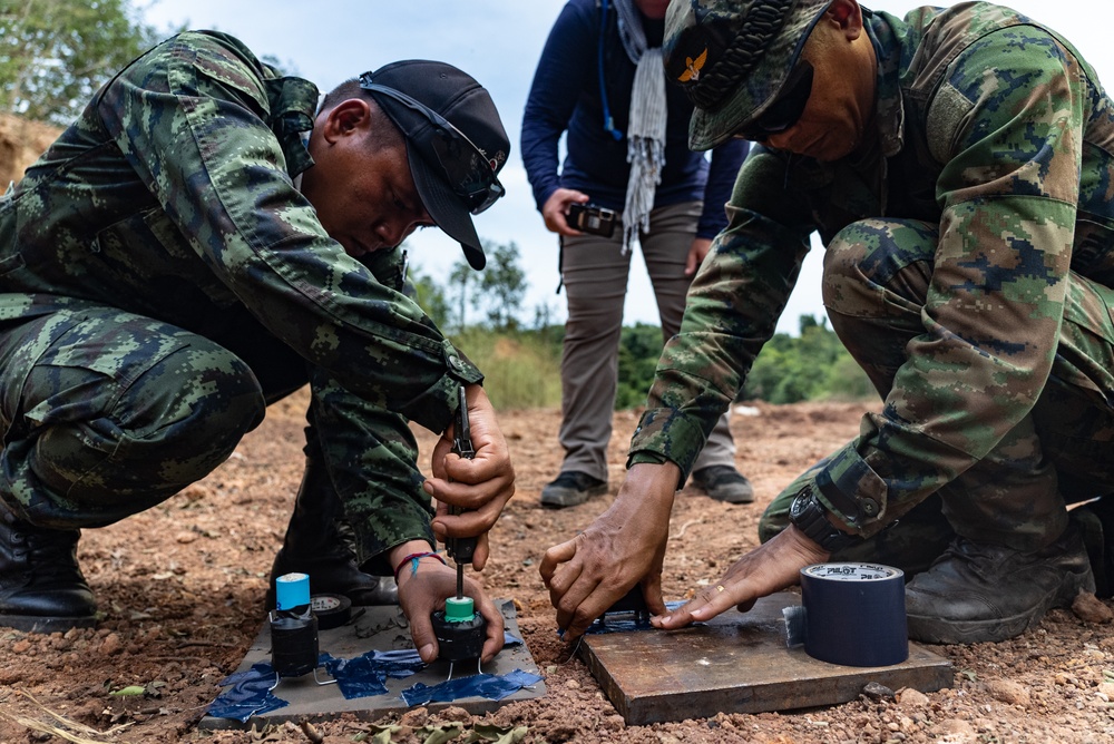 HMA Thailand 22 | Royal Thai and U.S. Marine EOD technicians build improvised shaped charges