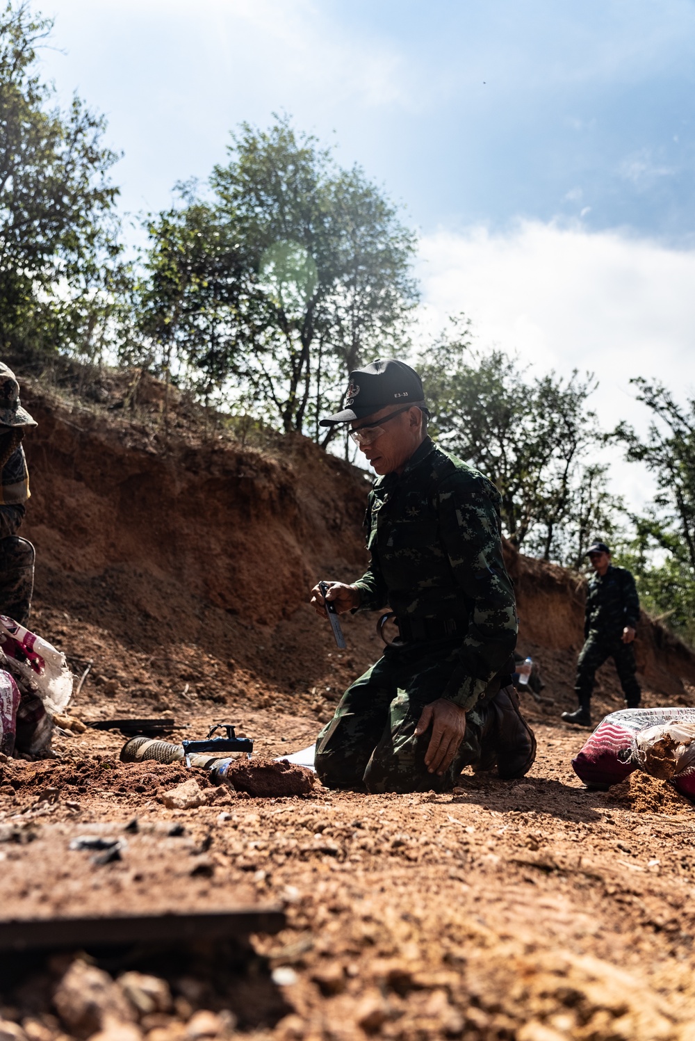 HMA Thailand 22 | Royal Thai and U.S. Marine EOD technicians build improvised shaped charges