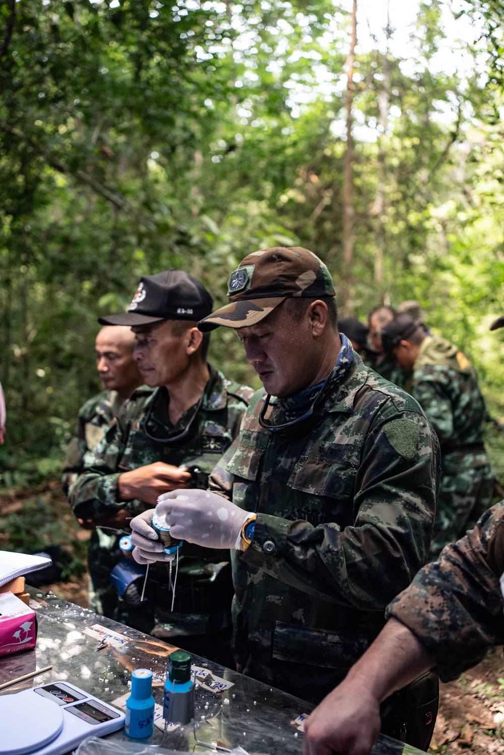 HMA Thailand 22 | Royal Thai and U.S. Marine EOD technicians build improvised shaped charges