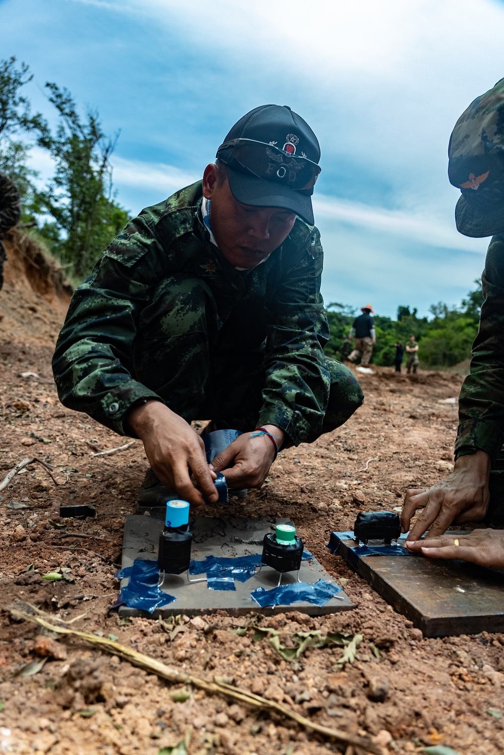 HMA Thailand 22 | Royal Thai and U.S. Marine EOD technicians build improvised shaped charges