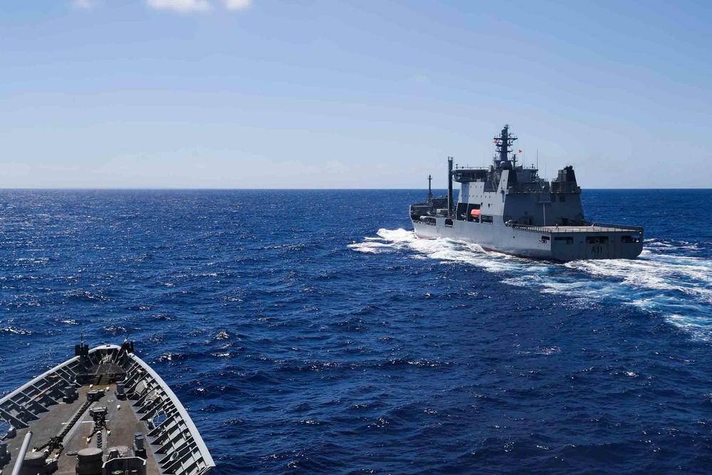 USS Mobile Bay Conducts a Replenishment-at-Sea with HMNZS Aotearoa During RIMPAC 2022