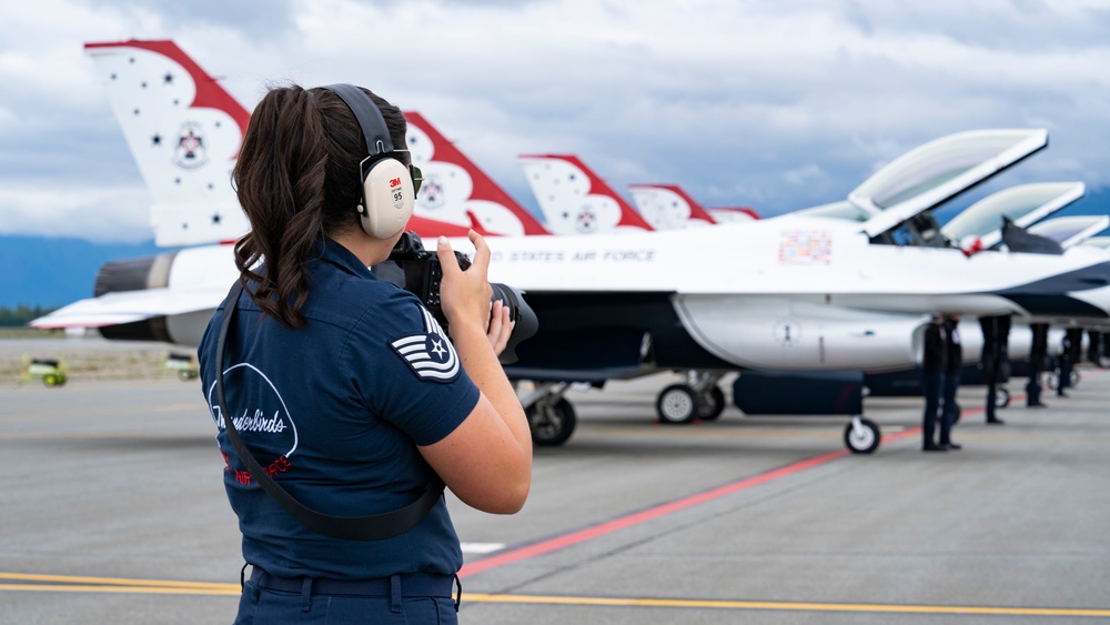 Thunderbirds perform at Arctic Thunder Open House 2022