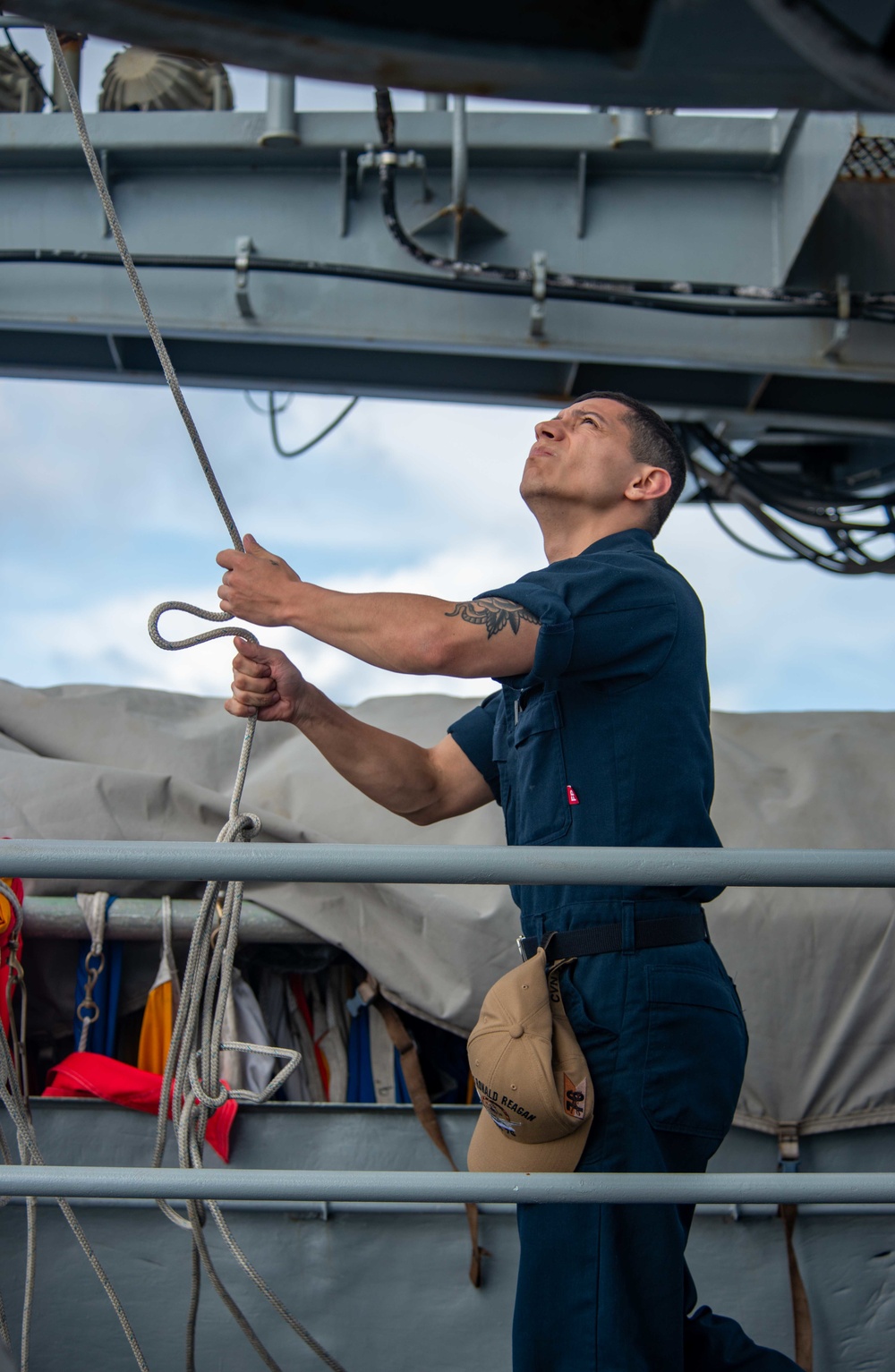 USS Ronald Reagan (CVN 76) conducts replenishment-at-sea with USNS Carl Brashear (T-AKE 7)